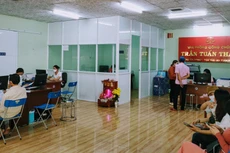 Khách đến công chứng chuyển nhượng bất động sản vẫn đông nghẹt. Ảnh: Gia An