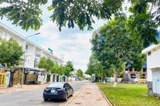 Do vướng hai công trình nhà trẻ và siêu thị chưa xây dựng nên Dự án Khu dân cư Hưng Phú chưa đủ điều kiện để ra "sổ hồng" cho dân. Ảnh: Ngô Bảo Tín