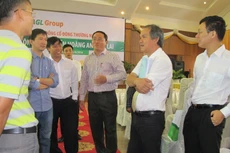 "Bầu" Đức trong vòng vây của báo chí và nhà đầu tư trong cuộc họp sáng nay. Ảnh: Đan Nguyên