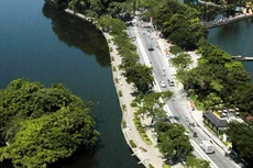 Thí điểm thay thế các bộ đèn hiện có trên hệ thống chiếu sáng công cộng tuyến đường Thanh Niên bằng các bộ đèn LED tiết kiệm điện năng. Ảnh: Tường Lâm