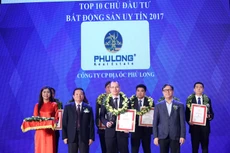 Ông Vũ Hoài Nam - Phó TGĐ Công ty Phú Long nhận giải.