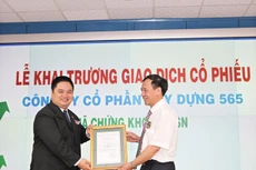 Công ty CP Xây dựng 565 nhận giấy chứng nhận niêm yết lần đầu trên HNX năm 2010. Ảnh: Tường Lâm