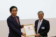 Chủ tịch UBND tỉnh Nguyễn Tử Quỳnh trao Giấy chứng nhận đăng ký đầu tư cho Công ty TNHH Samsung Display Việt Nam.