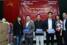 Lãnh đạo Cục Quản lý đấu thầu trao tủ sách cho đại diện các trường Tiểu học, Trung học cơ sở và Trung học phổ thông Trung Sơn, Yên Sơn, Tuyên Quang.