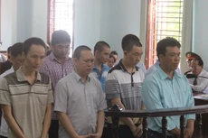 Đoàn Vũ Duy (áo xanh) cùng các đồng phạm. Ảnh CAND