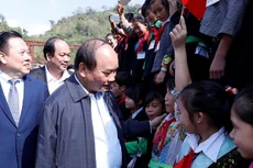 Thủ tướng thăm hỏi các em học sinh tại xã Lý Bôn, huyện Bảo Lâm, tỉnh Cao Bằng. 