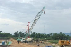 Thi công hạng mục cầu qua sông Vệ trên tuyến cao tốc Quảng Ngãi - Hoài Nhơn