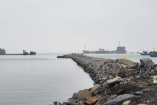 Cảng Liên Chiểu đang được xây dựng, là cửa ngõ giao nhận, vận chuyển hàng hoá với các địa phương, các nước ASEAN và quốc tế.