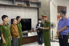 Công an TP. Đà Nẵng đọc Lệnh khởi tố, bắt tạm giam Hoàng Quang Huy (áo màu đàm ở giữa)