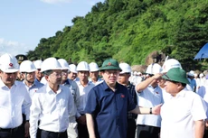 Chủ tịch Quốc hội Vương Đình Huệ trao đổi với Bộ trưởng Bộ Kế hoạch và Đầu tư Nguyễn Chí Dũng (bên phải) về định hướng kêu gọi đầu tư và phát triển cảng Liên Chiểu sau khi hoàn tất đầu tư hạ tầng kỹ thuật