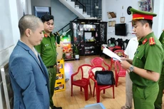 Lực lượng Công an tống đạt quyết định khởi tố và bắt tạm giam với Hoàng Ngọc Tiến