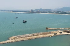 Từng mét biển đang được các nhà thầu chinh phục, nối dài đường nối từ đất liền ra vị trí thi công thân đê chắn sóng, các bến neo đậu và khu vực cảng cạn Bến cảng Liên Chiểu