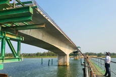 Cầu Cửa Lở bắc qua sông Vệ. Gọi là Cửa Lở vì đây là vị trí sông Vệ đổ ra biển, cứ mỗi mùa mưa bão đến, sóng biển dâng cao, đánh sạt lở hai bên bờ gây thiệt hại về nhà cửa, hoa màu, biển ngày càng lấn sâu vào đất liền. Hạng mục này thuộc Dự án Đường ven biển Dung Quất - Sa Huỳnh, giai đoạn IIa, thành phần 1.