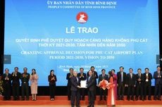 Thứ trưởng Bộ Kế hoạch và Đầu tư Đỗ Thành Trung trao Quyết định phê duyệt Quy hoạch Cảng hàng không Phù Cát thời kỳ 2021 - 2030, tầm nhìn đến 2050 cho Chủ tịch UBND tỉnh Bình Định Phạm Anh Tuấn 