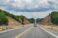 Cao tốc Cam Lộ - La Sơn giai đoạn đầu thiết kế 2 làn xe, bề rộng mặt đường 12 m