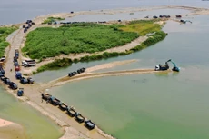 Khai thác cát trên sông Trà Khúc. Ảnh: Minh Hoàng