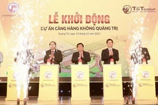 Bộ trưởng Bộ Kế hoạch và Đầu tư Nguyễn Chí Dũng (ở giữa) tham gia bấm nút khởi động xây dựng Dự án Cảng hàng không Quảng Trị.