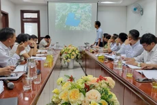 Đại diện các sở, ban ngành theo dõi đơn vị tư vấn thuyết minh về Dự án Nhà máy nước Dung Quất 2 tại buổi làm việc 