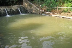 Suối nước khoáng Bang Quảng Bình ngày càng bị ô nhiễm.
