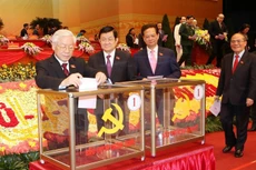 Các đồng chí lãnh đạo Đảng, Nhà nước và đại biểu bỏ phiếu bầu Ban Chấp hành Trung ương Đảng khóa XII. (Ảnh: TTXVN)