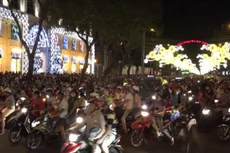 Người Sài Gòn đổ về trung tâm đón Noel