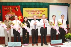 Bí thư Tỉnh ủy Nguyễn Phú Cường và Chủ tịch UBND tỉnh Đồng Nai Đinh Quốc Thái chúc mừng các đồng chí vừa trúng cử. Ảnh: Báo Đồng Nai