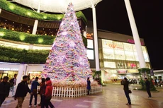 Cây thông Noel cao 15m tại Trung tâm Thương mại Aeon Mall Long Biên trang trí bằng đèn led, hoa sakura, trái châu... lung linh về đêm