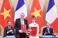 Tổng giám đốc Vietjet, Bà Nguyễn Thị Phương Thảo và ông Christian Scherer, Tổng giám đốc thương mại toàn cầu của Tập đoàn Airbus ký kết hợp đồng dưới sự chứng kiến của Thủ tướng Chính phủ Nguyễn Xuân Phúc và Thủ tướng Cộng hòa Pháp Edouard Philippe