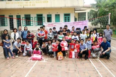 Phó Cục trưởng, Chủ tịch Công đoàn Cục QLĐT Nguyễn Thị Thúy Hằng trao quà cho trẻ em có hoàn cảnh đặc biệt tại Trung tâm Bảo trợ xã hội số 4 của Hà Nội. 