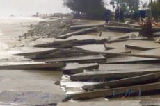 Công trình kè đường phục vụ du lịch ven biển Thuận An (TP. Huế), tỉnh Thừa Thiên Huế tan hoang sau bão Trami. Ảnh: Hà Minh