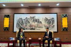 Chủ tịch UBCKNN Vũ Thị Chân Phương và Chủ tịch Ủy ban Giám quản Chứng khoán Trung Quốc- Wu Qing trao đổi tại buổi làm việc