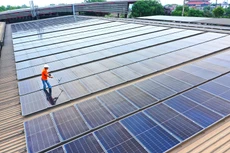 Nghị định số 135/NĐ-CP quy định cơ chế, chính sách khuyến khích phát triển điện mặt trời mái nhà tự sản xuất, tự tiêu thụ có nhiều ưu đãi về thủ tục và thuế. Ảnh: Lê Tiên