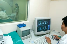 Nhiều gói thầu thuốc, thiết bị y tế bị kéo dài thời gian lựa chọn nhà thầu, làm ảnh hưởng đến chất lượng dịch vụ của các cơ sở y tế. Ảnh: Nhã Chi