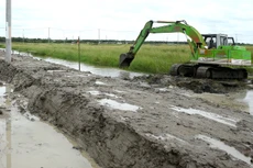 Gói thầu số 01 Nền, mặt đường thuộc Dự án Đường bờ Tây kênh Tri Tôn (từ kênh RGHT - kênh 10 xã Nam Thái Sơn) có giá hơn 11 tỷ đồng. Ảnh minh họa: Nhã Chi