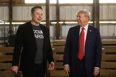 Tỷ phú Elon Musk (trái), người giàu nhất thế giới, và Tổng thống đắc cử Donald Trump - Ảnh: Bloomberg.