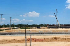 Mặt bằng Dự án thành phần đoạn Quảng Ngãi - Hoài Nhơn vẫn vướng hạ tầng điện. Ảnh: Minh Hạnh