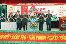 Thiếu tướng Nguyễn Việt Hùng, Phó Chính ủy Tổng cục Công nghiệp Quốc phòng tặng hoa chúc mừng Đại hội Thi đua Quyết thắng của TECAPRO