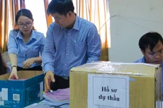 Khác biệt lớn nhất về thông tin tại Lễ mở thầu thuộc về thời gian thực hiện hợp đồng ghi trong đơn dự thầu của các nhà thầu, thấp nhất là 390 ngày, cao nhất là 450 ngày. Ảnh: Văn Huyền
