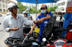 Các loại nhiên liệu gây phát thải như xăng, dầu đang được tiêu thụ ở mức độ lớn và phải “cõng” rất nhiều loại thuế, phí. Ảnh: Thanh Hằng