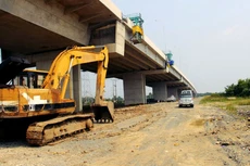 Do nhà thầu thi công chậm nên cao tốc Bến Lức - Long Thành khó thông xe kỹ thuật vào cuối năm 2018. Ảnh: VP