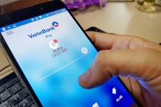 Tại Việt Nam, số người sử dụng dịch vụ tài chính từ điện thoại di động chưa nhiều. Ảnh: Nhã Chi