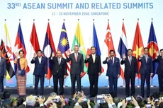 Thủ tướng Nguyễn Xuân Phúc và các trưởng đoàn chụp ảnh chung tại Lễ khai mạc Hội nghị Cấp cao ASEAN 33. Ảnh: Thống Nhất