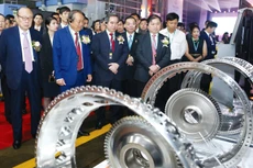 Phó Thủ tướng Trương Hòa Bình cùng các đại biểu tham quan dây chuyền sản xuất của Nhà máy Hanwha Aero Engines tại Khu công nghệ cao Hòa Lạc. Ảnh: Lê Tiên