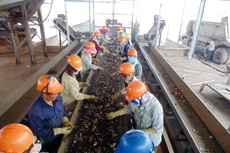 Xỉ hạt lò cao ở trong nước sẽ là nguồn nguyên liệu góp phần giảm chi phí sản xuất và giá thành vật liệu xây dựng. Ảnh: Lê Tiên