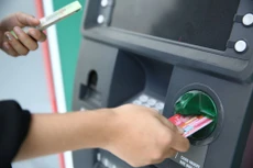 Chỉ có chưa đến 40% số người trưởng thành tại Việt Nam có tài khoản tại ngân hàng, đây là một trở ngại đối với phổ cập số hóa dịch vụ ngân hàng. Ảnh: Quang Tuấn