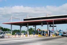 Trong quá trình triển khai các dự án BOT, còn có một số bất cập về vị trí đặt trạm thu phí, mức giá, thời gian thu. Ảnh: Nhã Chi