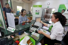 Việc nhiều ngân hàng huy động nguồn vốn trái phiếu tiềm ẩn rủi ro cho cả thị trường ngân hàng và nền kinh tế. Ảnh: Việt Trần