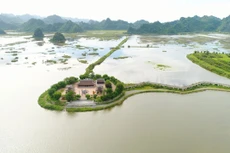 Khu du lịch Tam Chúc được ví như “vịnh Hạ Long trên cạn”. Ảnh: Tiên Giang