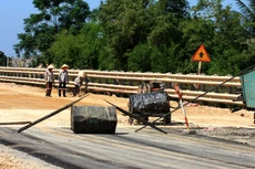 Quốc lộ 1 đoạn từ Km 1265+000 đến Km 1353+300 trên địa bàn tỉnh Phú Yên bị xuống cấp do bão lũ, đang được khắc phục