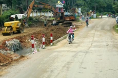 Công ty TNHH Xây dựng VN Nhật Minh cùng lúc thi công 3 gói thầu cải tạo, nâng cấp đường tại Hưng Yên. Ảnh: Nhã Chi